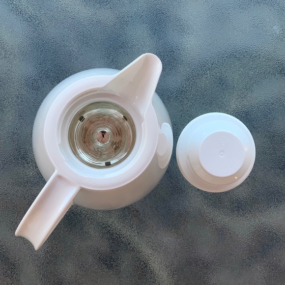 Tupperware White Thermo Pot Beverage Carafe Pitcher Flask, 1 Liter - Picture 7 of 11